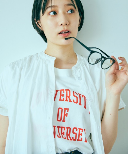 ANGIE(アンジー)の「GILDAN カレッジロゴ オーバーサイズ プリント Tシャツ(半袖)(Tシャツ/カットソー・レディース・ホワイト/アイボリー/スミクロ/ライトベージュ/ケリーグリーン/ダークグリーン系1/ブラック系1/ネイビー系1/ネイビー/ピンク系1/ホワイト×レッド/ホワイト系1/ブラック/ホワイト系2/ベージュ系2/ネイビー系2/ホワイト系3/ナチュラル/ワイン系1/ホワイト×パープル/パープル/イエロー系4/ライトグレー系4/ホワイト系4/ホワイト×ブラック/グレー系4/ブラック系7/ネイビー系7/ブラック系2/チャコールグレー/ホワイト系7/ライトグレー系7/ベージュ系7/ホワイト系8/ブラック系8/ベージュ系8/レッド系8/ネイビー系8/ホワイト系5/ブラウン系2/ブラウン・MEDIUM/LARGE/X-LARGE/SMALL)」の3枚目の写真