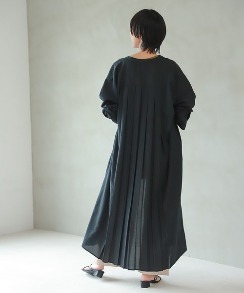 LAKOLE(ラコレ)の「バックプリーツブロードワンピース / 216484(シャツワンピース・レディース・ブラック/ベージュ/オレンジ・SMALL/MEDIUM)」の4枚目の写真