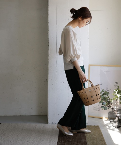 URBAN RESEARCH DOORS（アーバンリサーチドアーズ）の「ボリュームスリーブプルオーバー（Tシャツ/カットソー・レディース・ブラック/カーキ/ライトベージュ・ONE）」の5枚目の写真