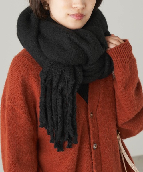 Chaco closet（チャコ クローゼット）の「もこもこボリュームマフラー（マフラー・レディース・チャコールグレー/カーキ/レッド/ブラウン/グリーン/ライトグレー/ブルー/モカ/ブラック/オレンジ/グレイッシュベージュ/ネイビー/マスタード/ピンクベージュ/チェリーピンク/ライトグリーン/アイボリー/ベージュ/グレイッシュブルー・FREE）」の4枚目の写真