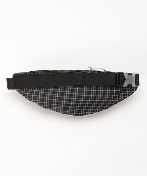 NIKE(ナイキ)の「NIKE/ナイキ ヒップバック DJ1620-010(ボディバッグ/ウエストポーチ・メンズ・ブラック×ブラック・FREE)」の2枚目の写真