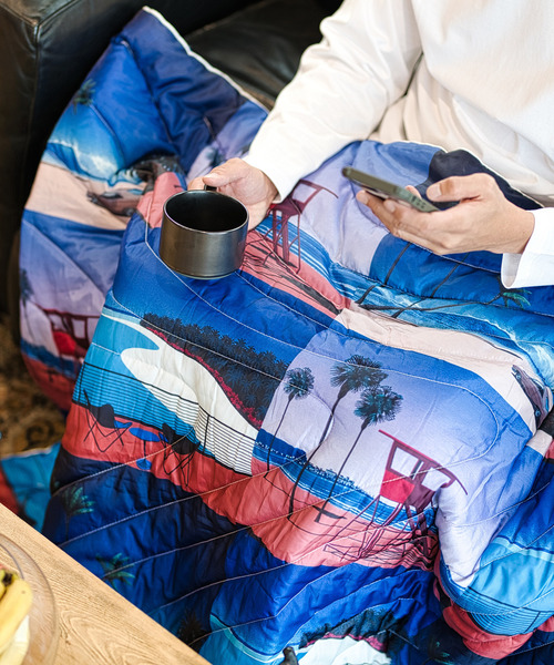 MEN'S MELROSE（メンズメルローズ）の「Oregonian Camper 別注  HIROSHI NAGAI  Ｃollaboration キルトブランケット（アウトドアグッズ・メンズ・ブルー系その他・9）」の6枚目の写真