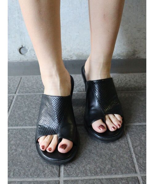 MURUA（ムルーア）の「センターステッチサンダル（サンダル・レディース・ブラック/ベージュ・35/36/37）」の11枚目の写真