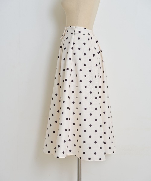 tocco closet(トッコ クローゼット)の「ウエスト切り替えデザインドットフレアスカート(スカート・レディース・ブラック/アイボリー・M/S)」の16枚目の写真