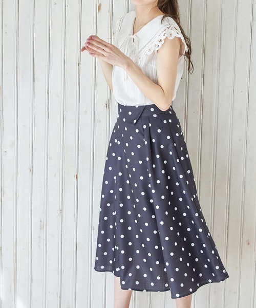 tocco closet(トッコ クローゼット)の「ウエスト切り替えデザインドットフレアスカート(スカート・レディース・ブラック/アイボリー・M/S)」の10枚目の写真