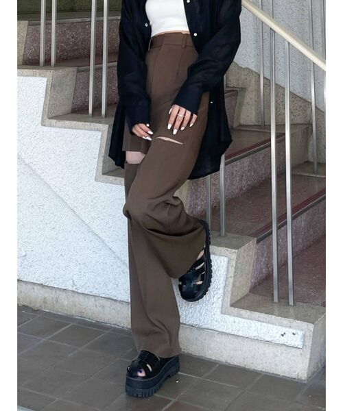 EMODA（エモダ）の「カットアウトストレートパンツ（その他パンツ・レディース・ブラック/ブラウン/ベージュ・SMALL/MEDIUM）」の3枚目の写真