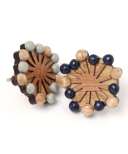 studio CLIP（スタディオクリップ）の「ウッドフラワーピアス（ピアス（両耳用）・レディース・グレー/ネイビー・FREE）」の4枚目の写真