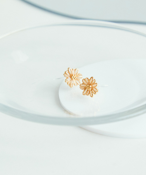 ROPE' PICNIC(ロペピクニック)の「カラーフラワーノンホールピアス(イヤリング・レディース・ピンク/キナリ・FREE)」の2枚目の写真