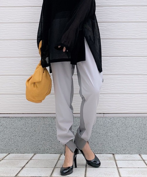 Q（キュー）の「バイカラーサイドラインジョガーパンツ（その他パンツ・レディース・ライトグレー/ネイビー・MEDIUM）」の2枚目の写真