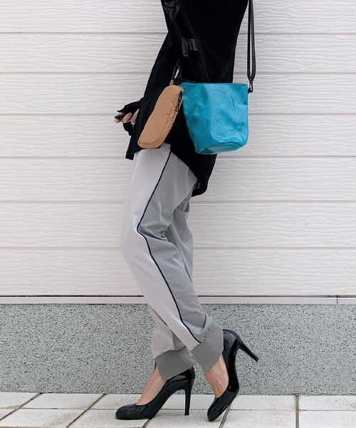 Q（キュー）の「バイカラーサイドラインジョガーパンツ（その他パンツ・レディース・ライトグレー/ネイビー・MEDIUM）」の3枚目の写真