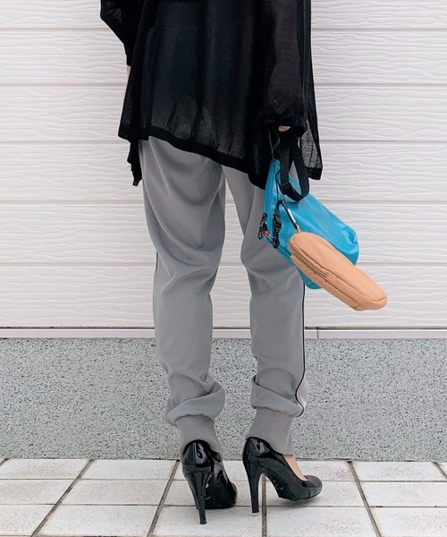 Q（キュー）の「バイカラーサイドラインジョガーパンツ（その他パンツ・レディース・ライトグレー/ネイビー・MEDIUM）」の4枚目の写真