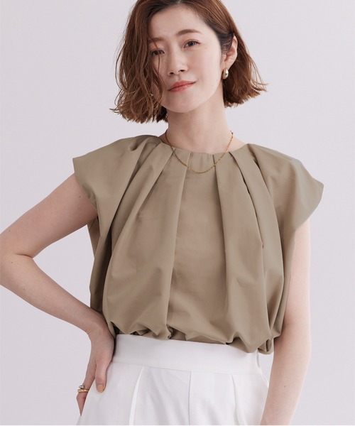 UR'S(ユアーズ)の「タックネックボリュームショルダートップス(Tシャツ/カットソー・レディース・グリーン系その他/ダークネイビー/ホワイト/イエロー/ベージュ/ブルー・S/M/L)」の2枚目の写真