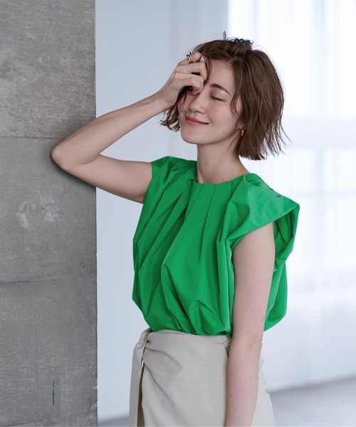 UR'S(ユアーズ)の「タックネックボリュームショルダートップス(Tシャツ/カットソー・レディース・グリーン系その他/ダークネイビー/ホワイト/イエロー/ベージュ/ブルー・S/M/L)」の3枚目の写真