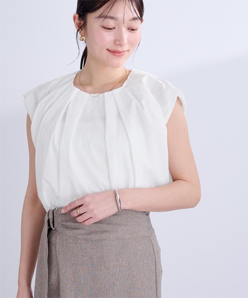 UR'S(ユアーズ)の「タックネックボリュームショルダートップス(Tシャツ/カットソー・レディース・グリーン系その他/ダークネイビー/ホワイト/イエロー/ベージュ/ブルー・S/M/L)」の1枚目の写真