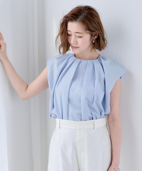 UR'S(ユアーズ)の「タックネックボリュームショルダートップス(Tシャツ/カットソー・レディース・グリーン系その他/ダークネイビー/ホワイト/イエロー/ベージュ/ブルー・S/M/L)」の4枚目の写真