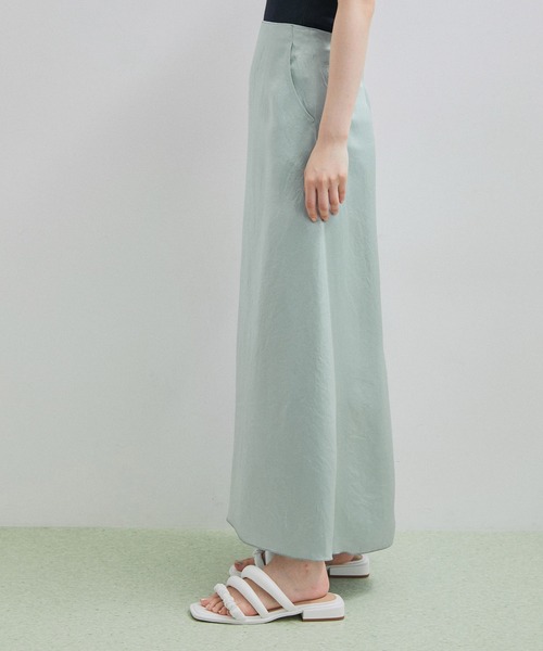 ADAM ET ROPE'(アダムエロペ)の「リキッドサテンスカート(スカート・レディース・ブラック/キナリ/サックスブルー・36/38)」の20枚目の写真