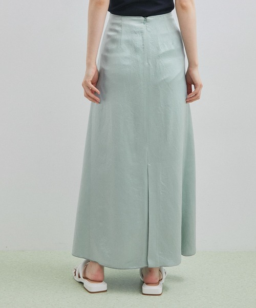 ADAM ET ROPE'(アダムエロペ)の「リキッドサテンスカート(スカート・レディース・ブラック/キナリ/サックスブルー・36/38)」の6枚目の写真