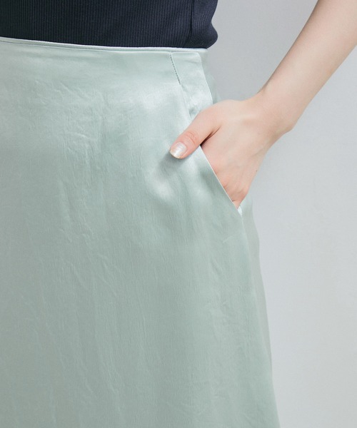 ADAM ET ROPE'(アダムエロペ)の「リキッドサテンスカート(スカート・レディース・ブラック/キナリ/サックスブルー・36/38)」の14枚目の写真