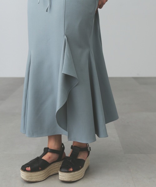 FREE'S MART（フリーズマート）の「【Sシリーズ対応】◇ハイウエストラッフルフロントスリットマーメイドスカート（スカート・レディース・ベージュ/ブラック/ブルー・X-SMALL/SMALL/MEDIUM）」の18枚目の写真