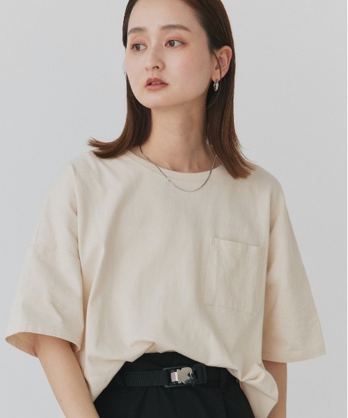 ad thie（アドティエ）の「ポケット付き Tシャツ（Tシャツ/カットソー・レディース・ブルー/モカ/アイボリー/ライトグリーン/レッド/ベージュ/オフホワイト/ブラック/チャコール/イエロー/パープル/ブラウン/オリーブ・FREE）」の18枚目の写真