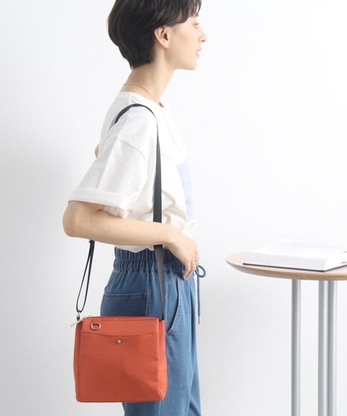 SHOO・LA・RUE（シューラルー）の「◆【撥水】スクエア多ポケットショルダーバッグ（ショルダーバッグ・レディース・グレー/オレンジ/ブラック/キャメル・00）」の4枚目の写真