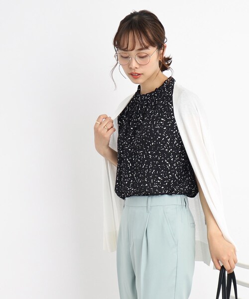 DRESKIP(ドレスキップ)の「◆スタンドフリルで大人フェミニン ストーン柄ブラウス(シャツ/ブラウス・レディース・ホワイト系3/ブラック系/ライトイエロー系1・02/04/03)」の2枚目の写真