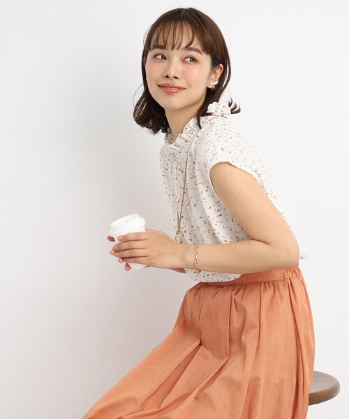 DRESKIP(ドレスキップ)の「◆スタンドフリルで大人フェミニン ストーン柄ブラウス(シャツ/ブラウス・レディース・ホワイト系3/ブラック系/ライトイエロー系1・02/04/03)」の3枚目の写真