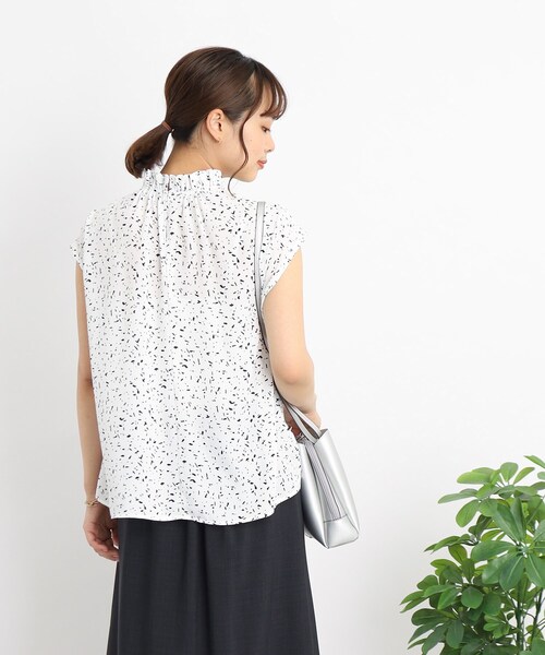 DRESKIP(ドレスキップ)の「◆スタンドフリルで大人フェミニン ストーン柄ブラウス(シャツ/ブラウス・レディース・ホワイト系3/ブラック系/ライトイエロー系1・02/04/03)」の4枚目の写真
