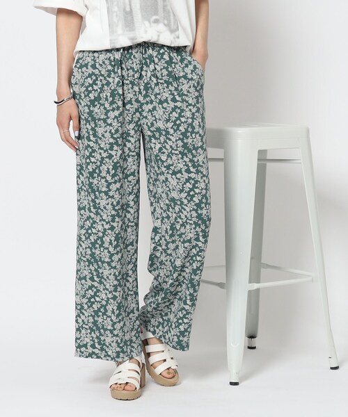 SHOO・LA・RUE（シューラルー）の「◆大人な小花柄 イージーパンツ（その他パンツ・レディース・グリーン系その他5/ブラック系6・02/03/04）」の3枚目の写真