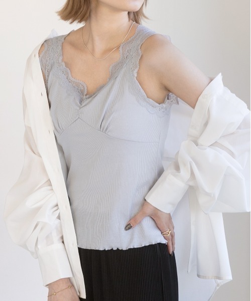 ad thie（アドティエ）の「裾メロー・Vネック　レースキャミソール（キャミソール・レディース・カーキ系/モカ/ベージュ/サンドベージュ/ベージュ系/ホワイト/アイボリー/ピンクベージュ/グレイッシュベージュ/ライトブルー/ブラック/グレー系・MEDIUM/LARGE）」の4枚目の写真