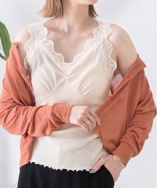 ad thie（アドティエ）の「裾メロー・Vネック　レースキャミソール（キャミソール・レディース・カーキ系/モカ/ベージュ/サンドベージュ/ベージュ系/ホワイト/アイボリー/ピンクベージュ/グレイッシュベージュ/ライトブルー/ブラック/グレー系・MEDIUM/LARGE）」の7枚目の写真