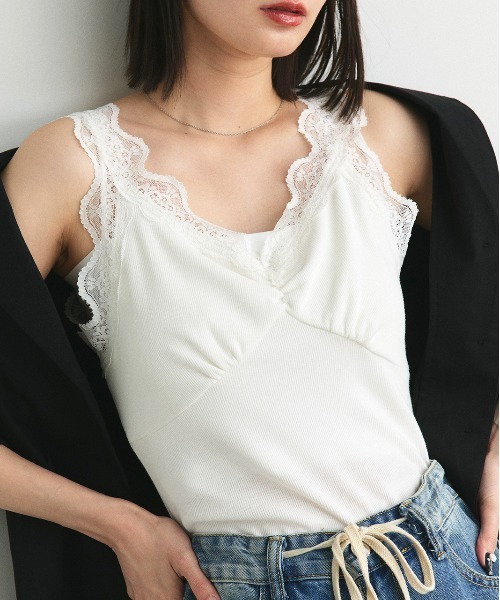 ad thie（アドティエ）の「裾メロー・Vネック　レースキャミソール（キャミソール・レディース・カーキ系/モカ/ベージュ/サンドベージュ/ベージュ系/ホワイト/アイボリー/ピンクベージュ/グレイッシュベージュ/ライトブルー/ブラック/グレー系・MEDIUM/LARGE）」の2枚目の写真