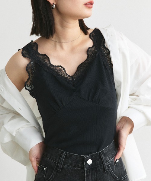 ad thie（アドティエ）の「裾メロー・Vネック　レースキャミソール（キャミソール・レディース・カーキ系/モカ/ベージュ/サンドベージュ/ベージュ系/ホワイト/アイボリー/ピンクベージュ/グレイッシュベージュ/ライトブルー/ブラック/グレー系・MEDIUM/LARGE）」の3枚目の写真