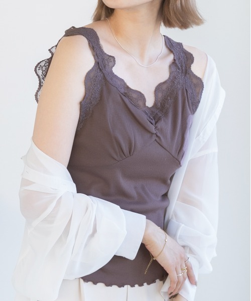 ad thie（アドティエ）の「裾メロー・Vネック　レースキャミソール（キャミソール・レディース・カーキ系/モカ/ベージュ/サンドベージュ/ベージュ系/ホワイト/アイボリー/ピンクベージュ/グレイッシュベージュ/ライトブルー/ブラック/グレー系・MEDIUM/LARGE）」の5枚目の写真
