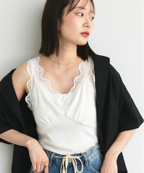 ad thie（アドティエ）の「裾メロー・Vネック　レースキャミソール（キャミソール・レディース・カーキ系/モカ/ベージュ/サンドベージュ/ベージュ系/ホワイト/アイボリー/ピンクベージュ/グレイッシュベージュ/ライトブルー/ブラック/グレー系・MEDIUM/LARGE）」の14枚目の写真