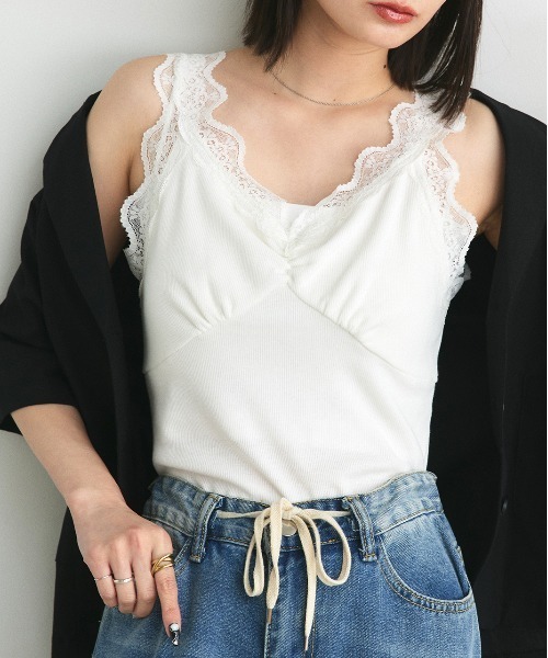 ad thie（アドティエ）の「裾メロー・Vネック　レースキャミソール（キャミソール・レディース・カーキ系/モカ/ベージュ/サンドベージュ/ベージュ系/ホワイト/アイボリー/ピンクベージュ/グレイッシュベージュ/ライトブルー/ブラック/グレー系・MEDIUM/LARGE）」の15枚目の写真