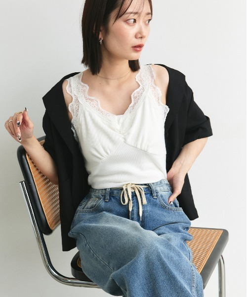 ad thie（アドティエ）の「裾メロー・Vネック　レースキャミソール（キャミソール・レディース・カーキ系/モカ/ベージュ/サンドベージュ/ベージュ系/ホワイト/アイボリー/ピンクベージュ/グレイッシュベージュ/ライトブルー/ブラック/グレー系・MEDIUM/LARGE）」の16枚目の写真