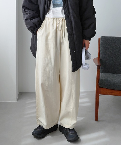 andme(アンドミー)の「ツイルオーバーサイズコクーンパンツ(その他パンツ・レディース・ブラック/ブラウン/アイボリー・M)」の2枚目の写真
