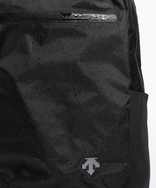 DESCENTE(デサント)の「アウトドアバッグパックM 容量:約18L(バックパック/リュック・メンズ・ブラック・F)」の4枚目の写真