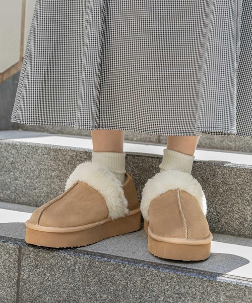 repipi armario（レピピ アルマリオ）の「ムートンシューズ（ブーツ・キッズ・ブラウン/グレイッシュベージュ・LARGE/SMALL/MEDIUM）」の2枚目の写真