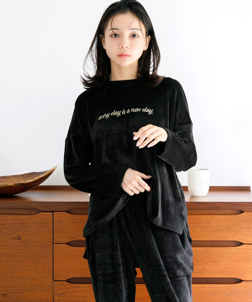 Dita(ディータ)の「パールシャギーセットアップ(ルームウェア/パジャマ・レディース・アクア/シャンパン/ネイビー/ブラック/チャコールグレー/ピンクベージュ/ブラック系その他/ミント/ラベンダー・FREE)」の2枚目の写真