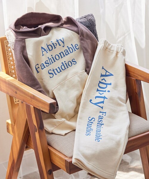 aBity select（アビティセレクト）の「フロントポケット ロゴプリント ラグランフーディセットアップ（スウェット・キッズ・チャコールグレー/ダークブラウン・90/110/100/120）」の3枚目の写真