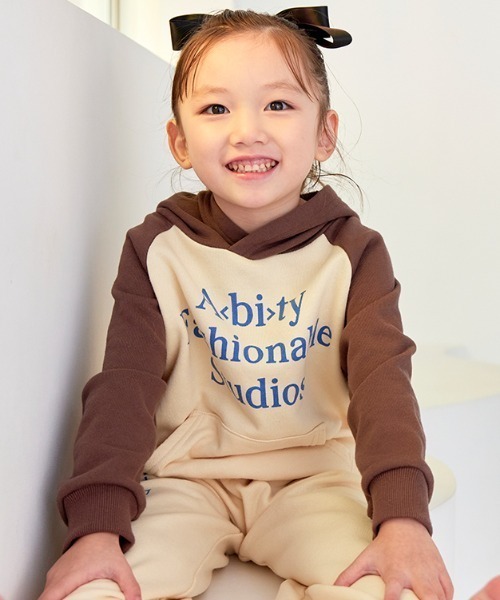 aBity select（アビティセレクト）の「フロントポケット ロゴプリント ラグランフーディセットアップ（スウェット・キッズ・チャコールグレー/ダークブラウン・90/110/100/120）」の10枚目の写真