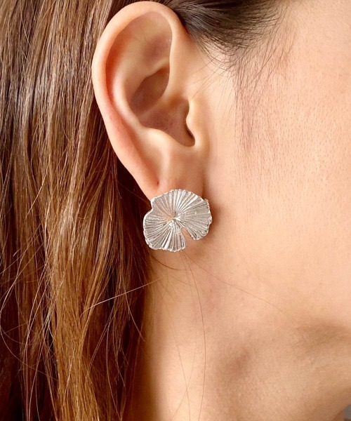emouv by est(エモーヴバイエスト)の「emouv by est リーフデザインピアス(ピアス(両耳用)・レディース・ゴールド/シルバー・FREE)」の2枚目の写真