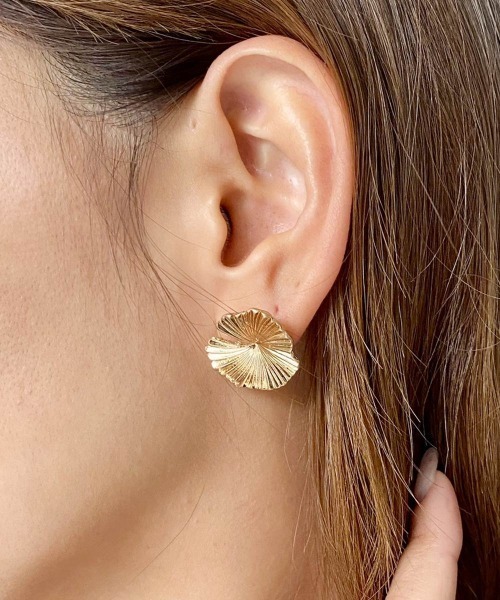 emouv by est(エモーヴバイエスト)の「emouv by est リーフデザインピアス(ピアス(両耳用)・レディース・ゴールド/シルバー・FREE)」の3枚目の写真