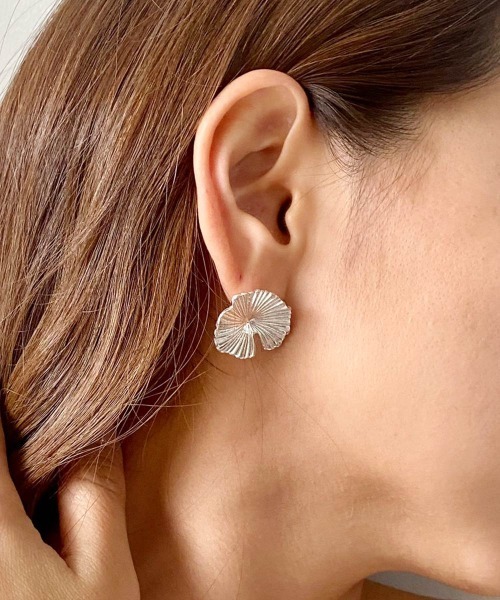 emouv by est(エモーヴバイエスト)の「emouv by est リーフデザインピアス(ピアス(両耳用)・レディース・ゴールド/シルバー・FREE)」の4枚目の写真