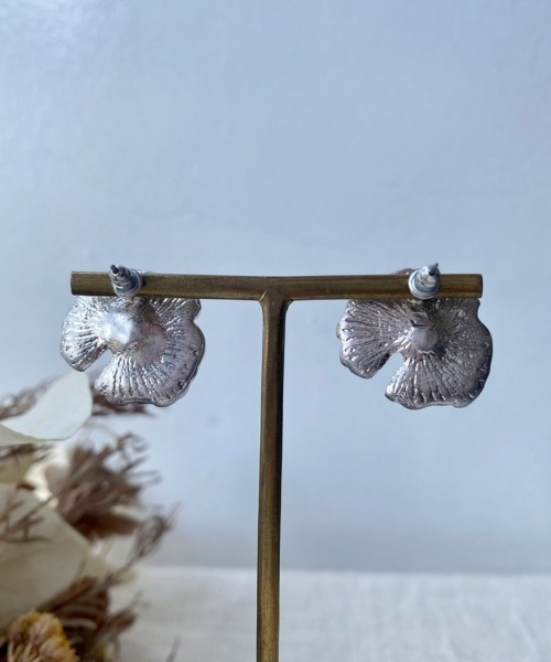 emouv by est(エモーヴバイエスト)の「emouv by est リーフデザインピアス(ピアス(両耳用)・レディース・ゴールド/シルバー・FREE)」の12枚目の写真