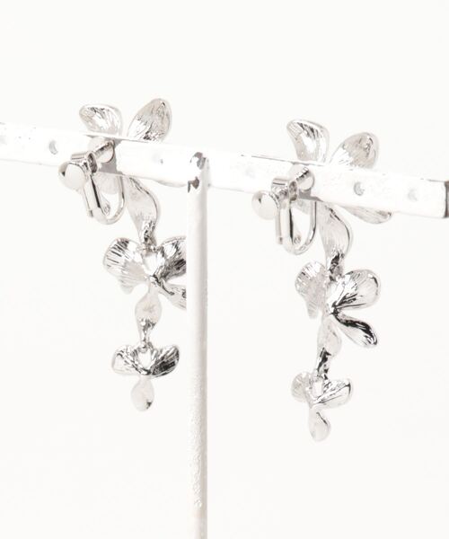 natural couture（ナチュラルクチュール）の「メタルフラワーイヤリング（イヤリング・レディース・ゴールド/シルバー・FREE）」の12枚目の写真