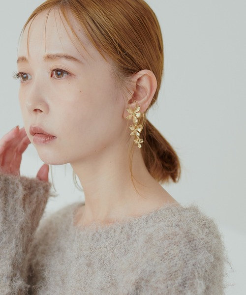 natural couture（ナチュラルクチュール）の「メタルフラワーイヤリング（イヤリング・レディース・ゴールド/シルバー・FREE）」の2枚目の写真