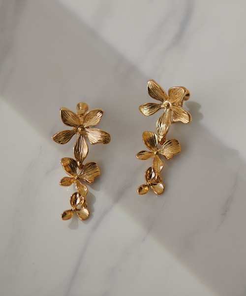 natural couture（ナチュラルクチュール）の「メタルフラワーイヤリング（イヤリング・レディース・ゴールド/シルバー・FREE）」の3枚目の写真